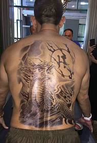 L'attore protagonista maschile ha un bel tatuaggio tatuaggio