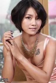 Тенис звезда Li Na гърдите роза секси модел татуировка