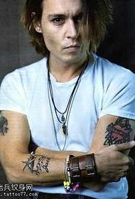 Johnny Depp karja az európai és amerikai totem tetoválás mintát