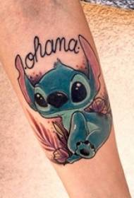 Момчињата на раката насликаа слатки цртани ликови Stitch Tattoo