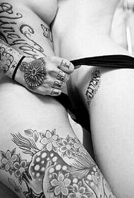 Seksi gola djevojka cvjetne tetovaže cjelokupnog tijela