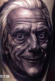 Крак на татуировка портрет на стареца