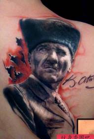 ein europäisches und amerikanisches Portrait Tattoo auf dem Rücken