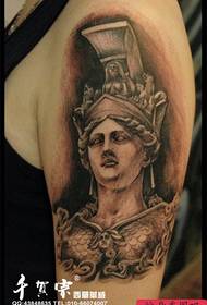 Yarinya mata tare da tsarin tattoo Athena