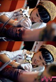 Piękny tatuażysta szczęśliwy proces tworzenia tatuażu