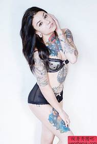 Секси жена тетоважа узорак