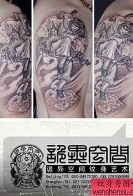 Въоръжава се с класически популярен модел на татуировка Sun Wukong