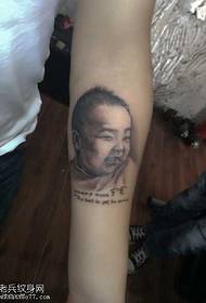 Modello tatuaggio braccio bambino
