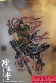 男性の前胸はクールな古典的なタトゥーのデザインです