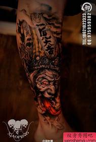 The white impermanence tattoo pattern is very popular in the legs.