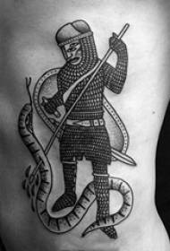 Immagini di tatuaggi soldato e serpente sul lato della vita dei ragazzi sulla linea nera