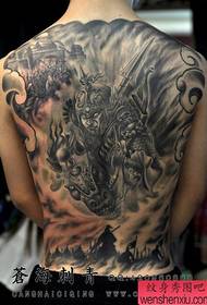 Punggung bocah lanang kanthi pola tato Zhao Yun sing apik