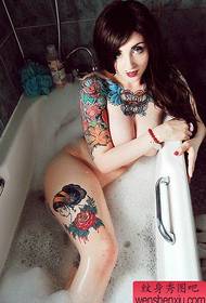 Vroulik sexy tatoeëringfoto werk