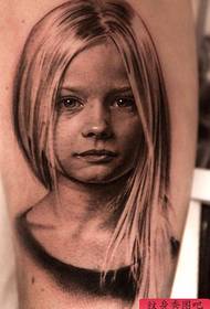 Aprecia un fermoso traballo de tatuaxe de retrato de nena