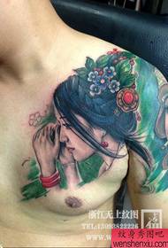 en smuk tatovering af en smuk kvinde på brystet