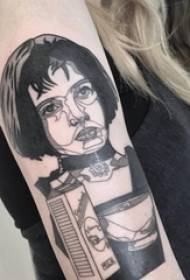 Siyah basit çizgi karakter portre dövme resim kız öğrenci kolunda