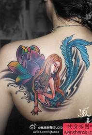 Bellissimo e bellissimo motivo a tatuaggio a sirena sul retro delle ragazze