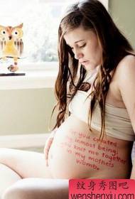 Un groupe de tatouages créatifs populaires de femmes enceintes