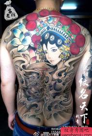 Krásne chrbát plný kvetinových tetovaní na chrbte muža