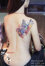 Το τατουάζ Phoenix στο πίσω μέρος της όμορφης γυναίκας