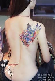 Phoenix tatoo sou do dwat la nan bèl fanm lan