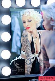 Tatuaggio di schizzo in bianco e nero di tattoogirl