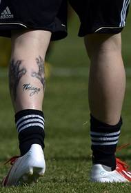 Messi vänster ben son liten tatuering