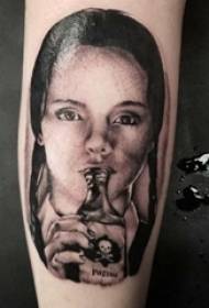 Jonges earms op swartgriis Sketch Sting Tips Meisjeskarakters Tattoo-foto's