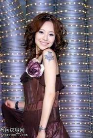 الممثلة تايوان دينغ شياو تشين ذراع الطوطم نمط الوشم