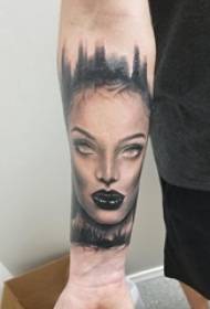 Braccia di ragazzi su Black Grey Sketch Sting Tips Immagini di tatuaggi di personaggi creativi di ragazze