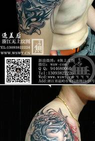 Rankos dominuojantis kietas rublis tatuiruotės modelis