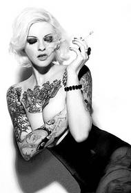 विदेशी सेक्सी ग्लैमरस सौंदर्य काले और सफेद टैटू चित्र