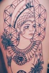 Meisjes dijen op swarte streken kreative prachtige famkeskarakters tatoeëringsfoto's