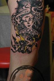 aworan ti o lẹwa ti tatuu geisha kan ni inu apa naa
