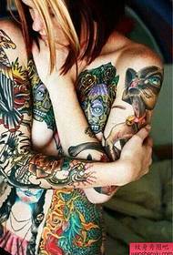 Modello di ragazza tatuaggio popolare di personalità