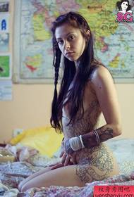 Tattoo Pavilion empfiehlt die kreative Tätowierung einer Frau
