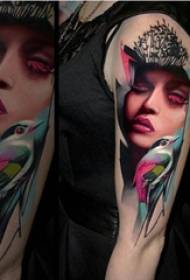 Der Arm des Mädchens malte Aquarellskizze kreative Mädchenzahl schönes Tätowierungsbild