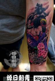 Pola tatu geisha pop sing apik kanthi lengen