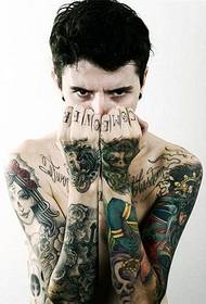Stelle diverse hanno tatuaggi diversi