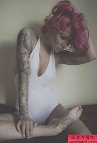 Modello di tatuaggio personalità pop ragazza