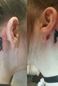 Női fül mögött fekete egyszerű vonal rajzfilmfigura varrás tetoválás kép