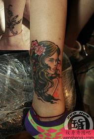 Ragazza bellissima cartoon con tatuaggi sulle gambe