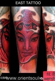 Gambe bellissimo e bellissimo modello di tatuaggio floreale di bellezza