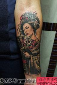 Jongens bewapent prachtige pop geisha tattoo patroon