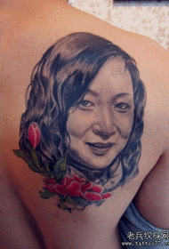 un tatuaje de retrato femenino en la espalda