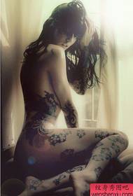 女人黑灰文身作品