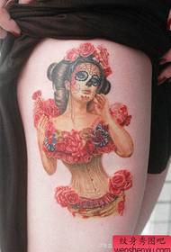 Padrão de tatuagem de beleza de mortos-vivos de coxa de menina