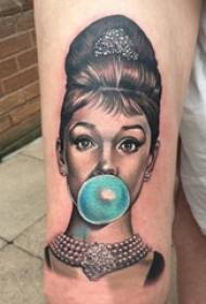 Dekletova roka na črno sivi skici točka trn spretnost kreativna Audrey Hepburn lik tattoo slike