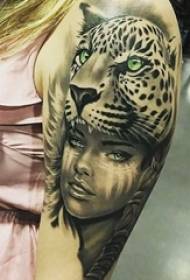 Brațul fetei pe leopard cu punct negru gri și poză tatuaj portret