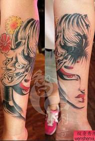 Wanita cantik dengan corak tatu geisha cantik